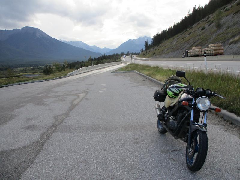Rest stop in banff with Old Smelley and mountains